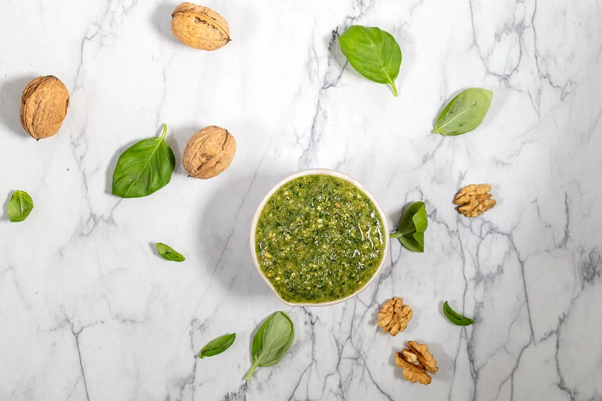 Zelf walnotenpesto maken met basilicum en olijfolie