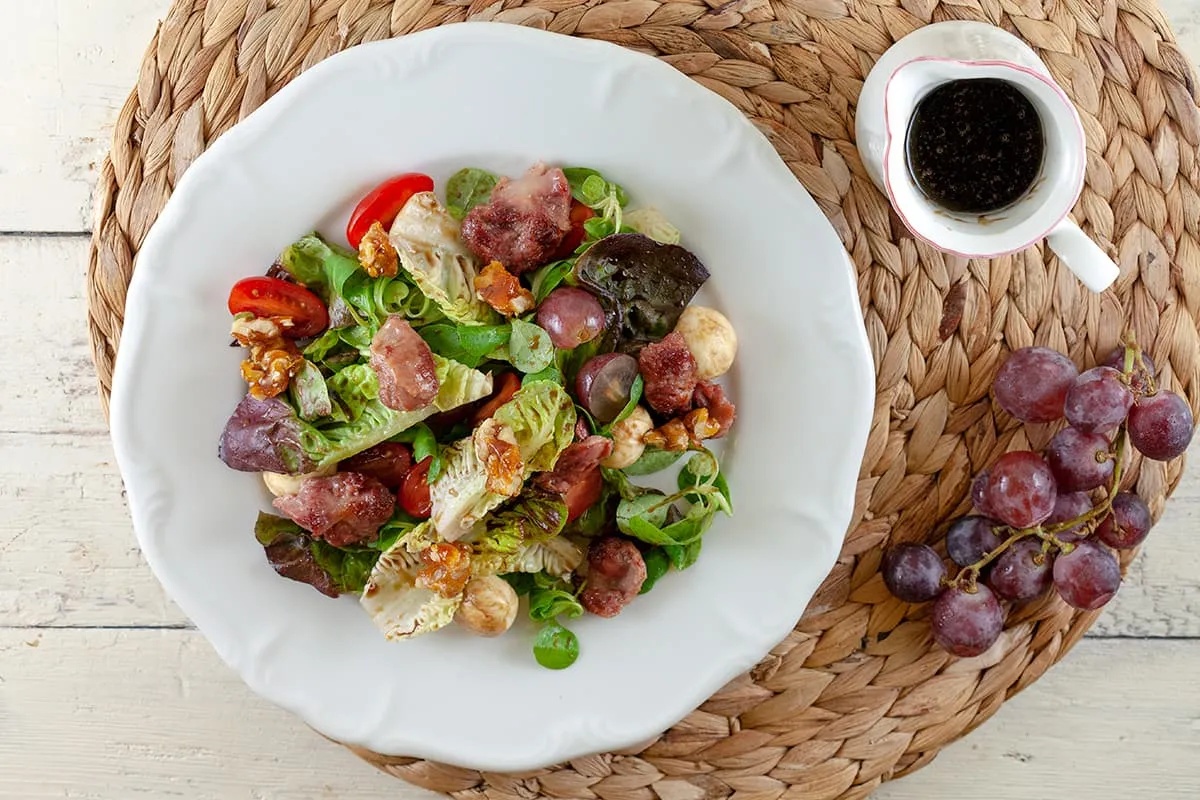 Salade met mozzarella, druiven en stroopdressing