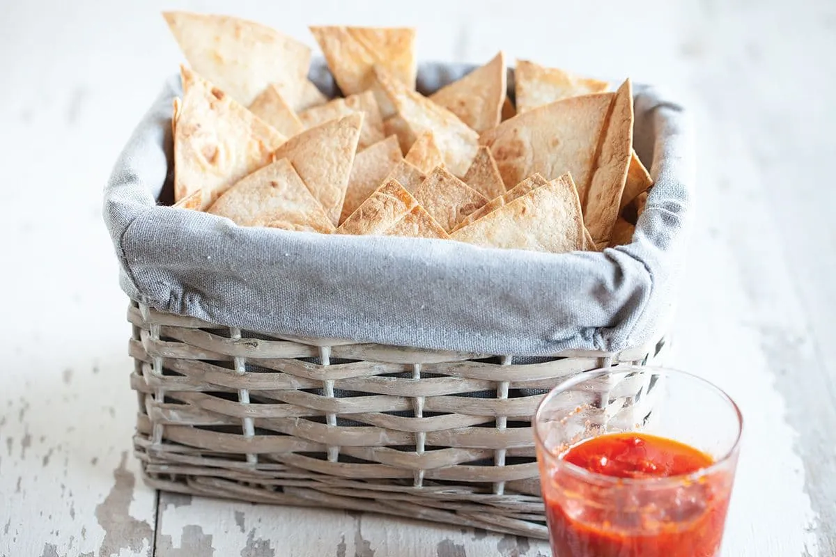 Tortillachips met rode peper dipsaus