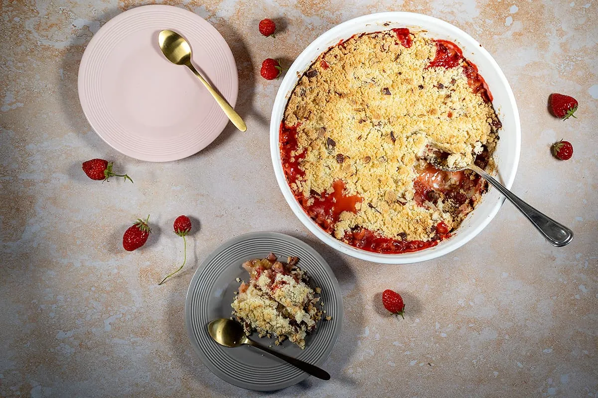 Rabarber crumble met aardbei - extra krokant met amandelen