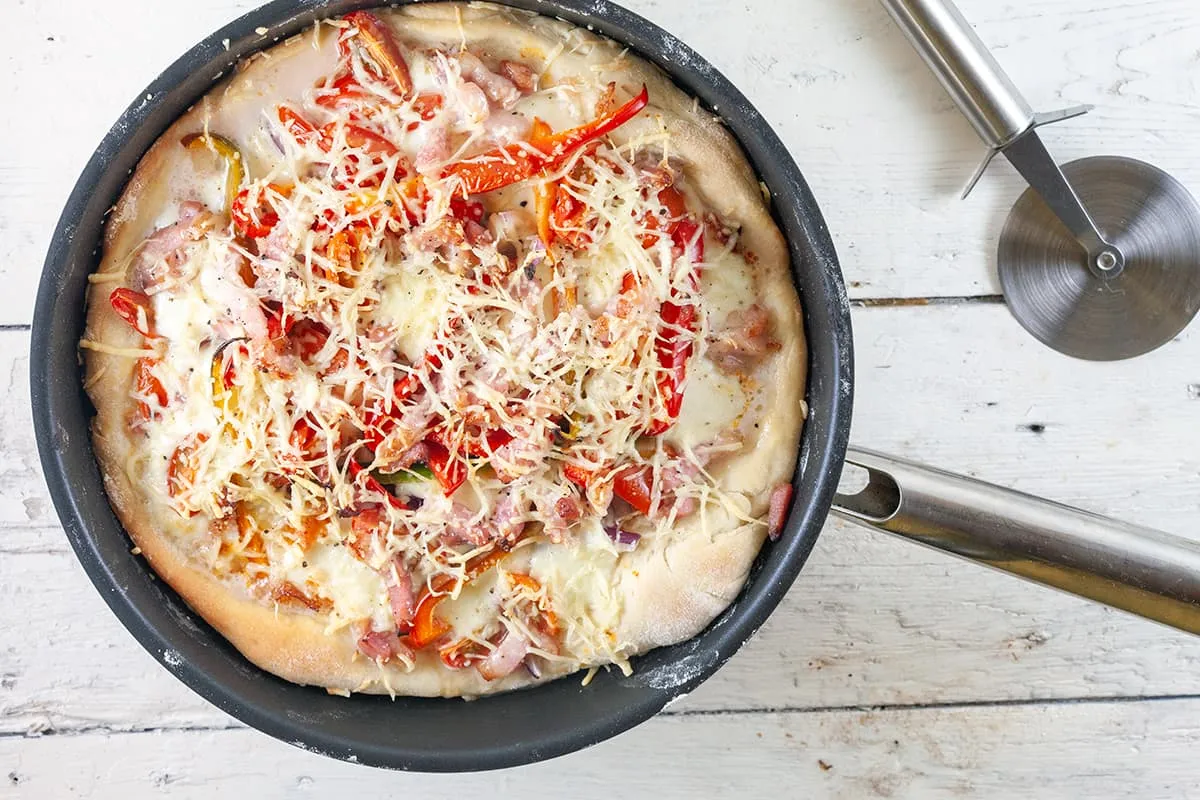 Panpizza met verse mozzarella en spekreepjes