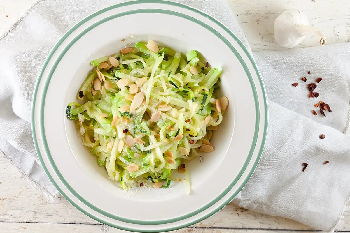 Gebakken witte courgette met kaas