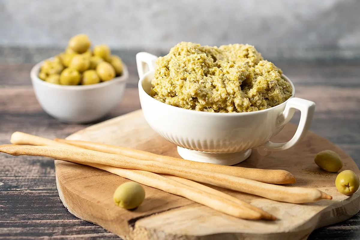 Olijventapenade met knoflook en kappertjes - heerlijke frisse tapenade