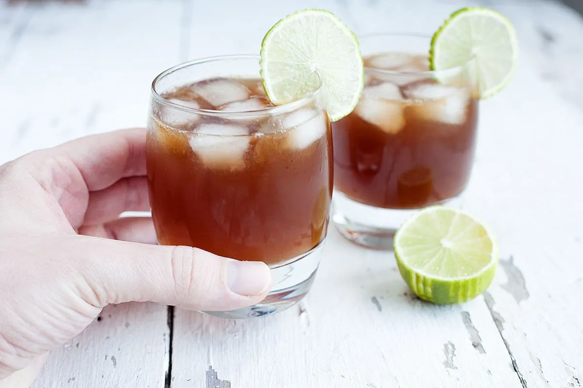 Rum, limoen en bruine suiker cocktail