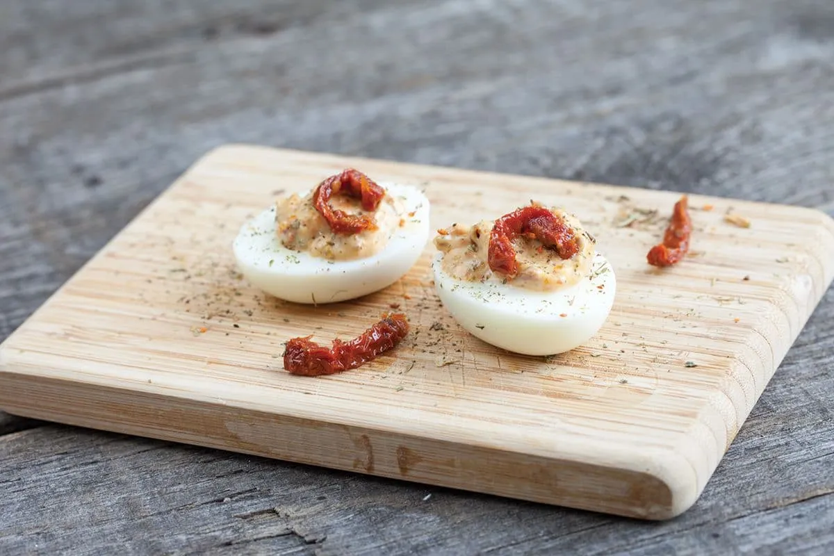 Gevulde eieren met zongedroogde tomaten