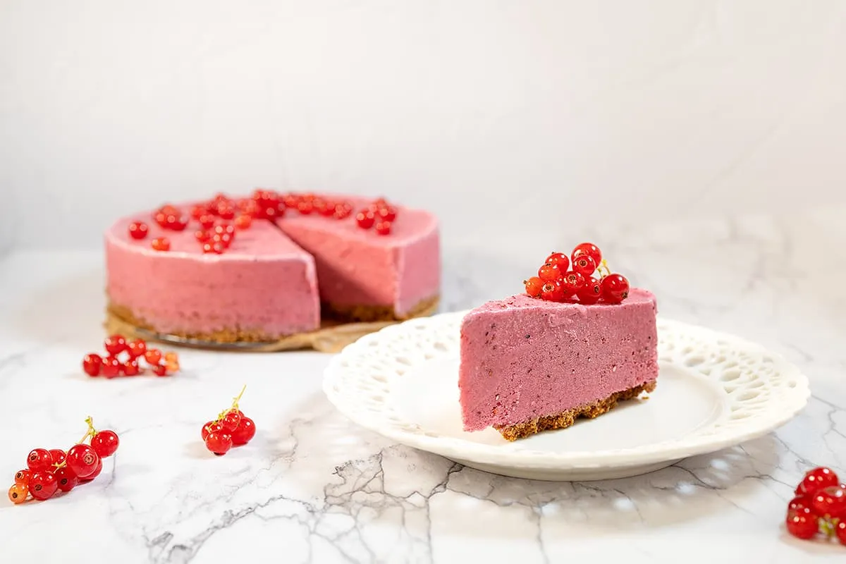 Ijstaart met rood fruit