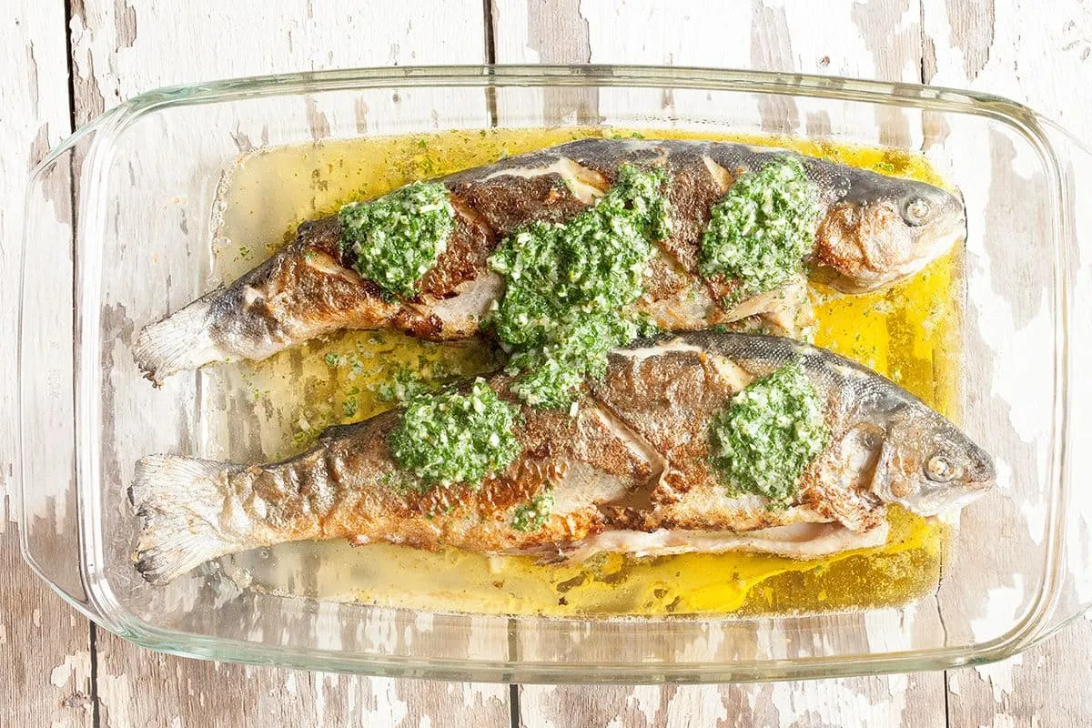 Forel met kruidenboter
