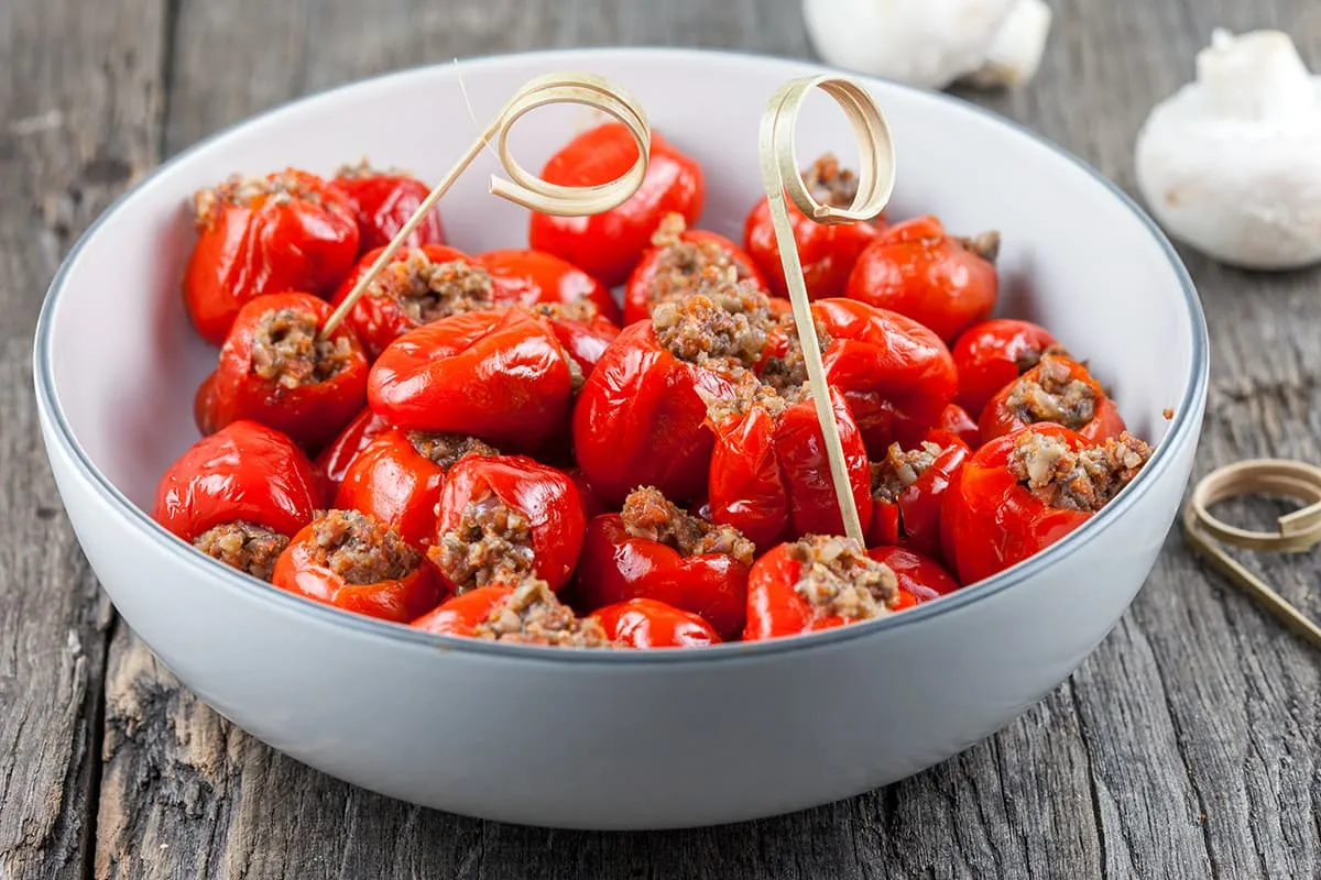 Peppadews gevuld met chorizo en champignons