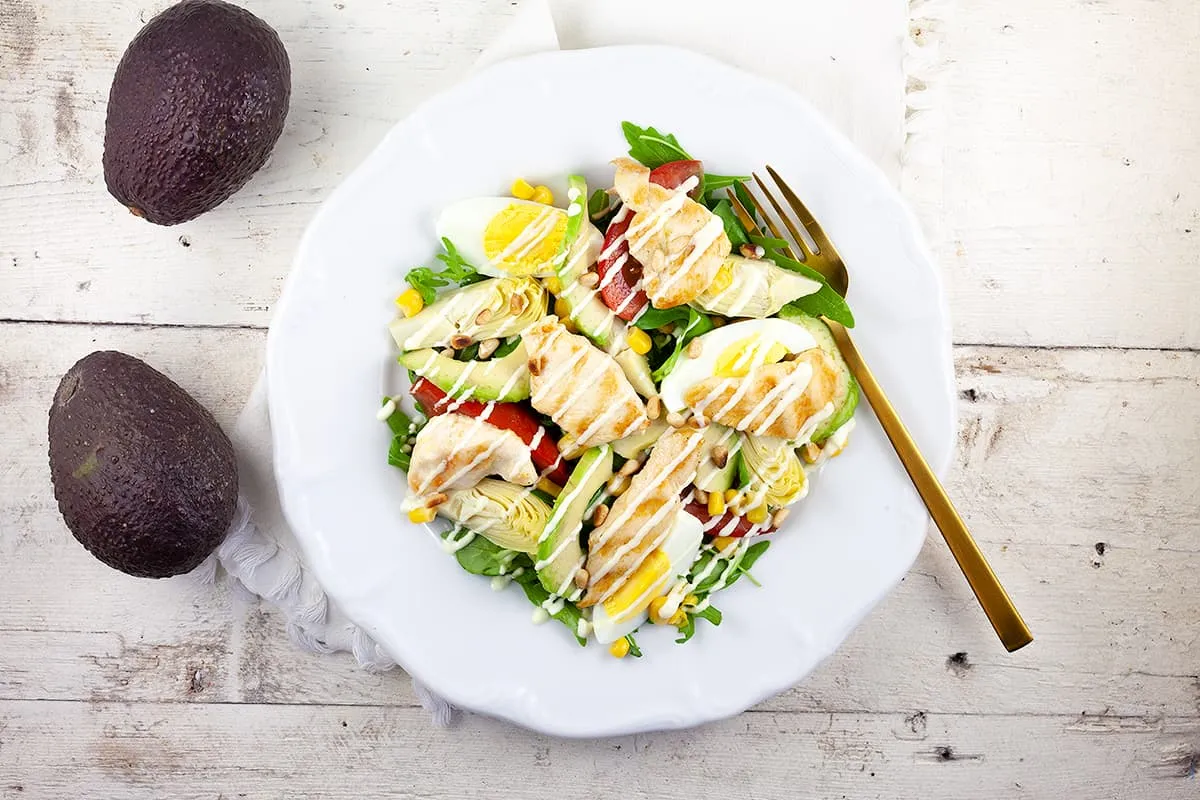 Avocado salade met kip (en gekookte eitjes)