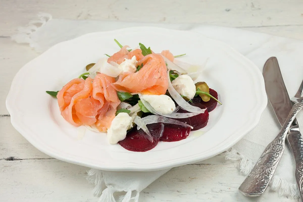 Gerookte zalmsalade met mierikswortel