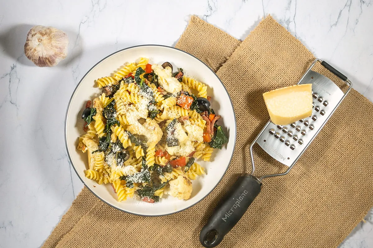 Pasta met palmkool, spekjes en olijven