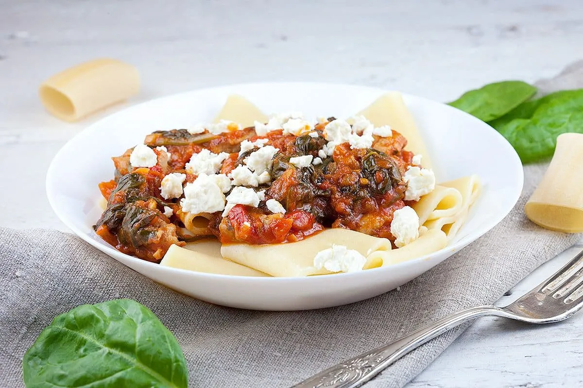 Pasta met saucijs, tomaten en spinazie