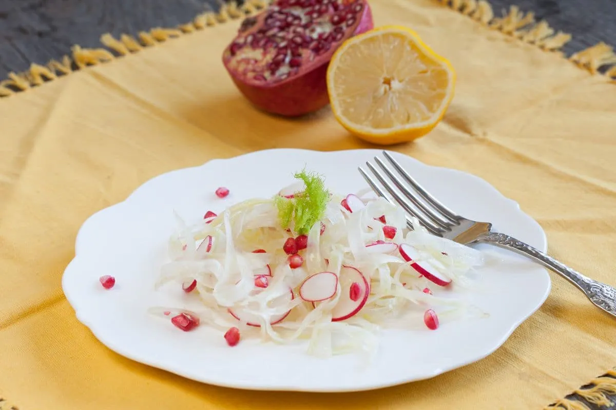 Venkelsalade met radijsjes en granaatappel