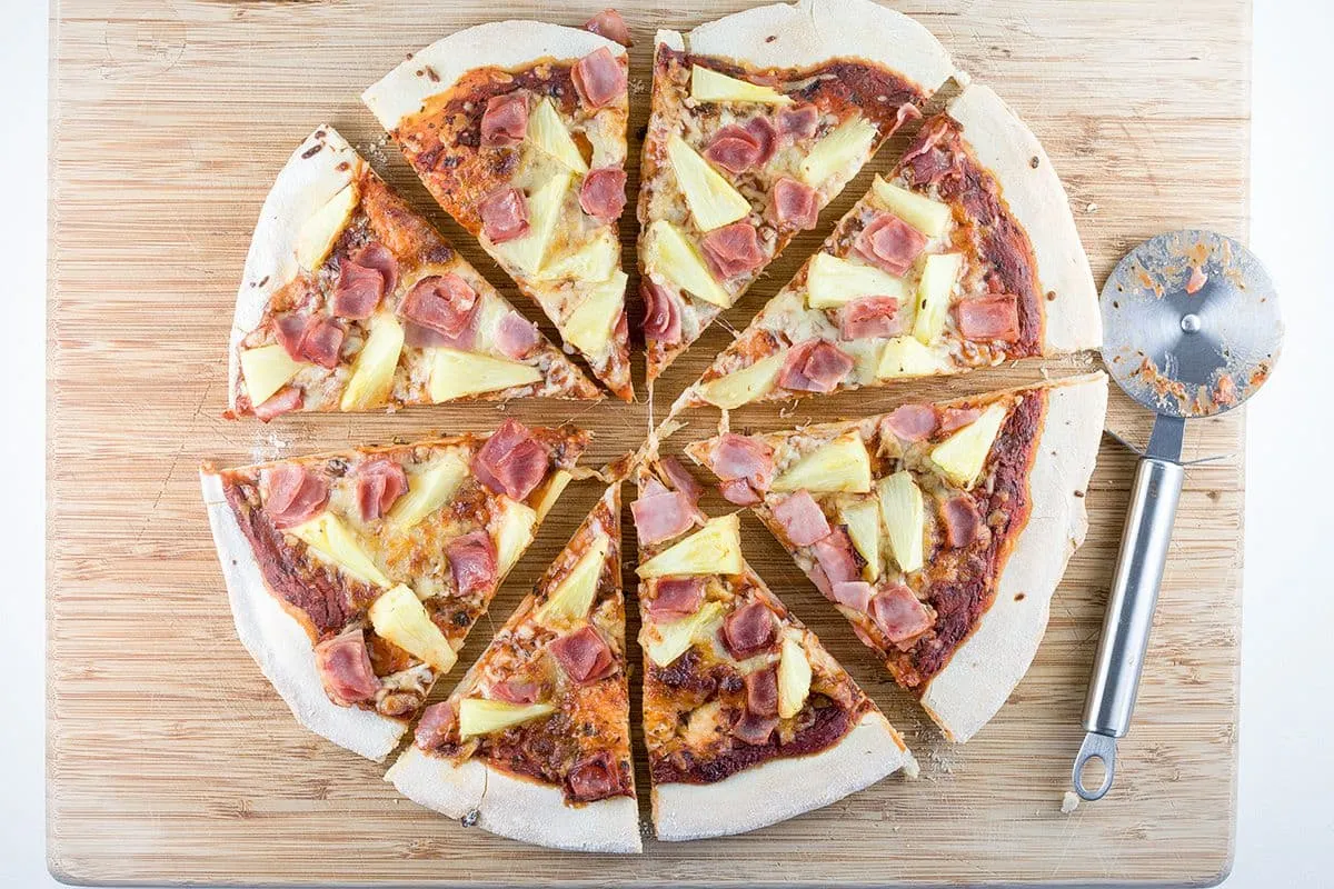 Pizza Hawaï is een pizza met ananas en ham