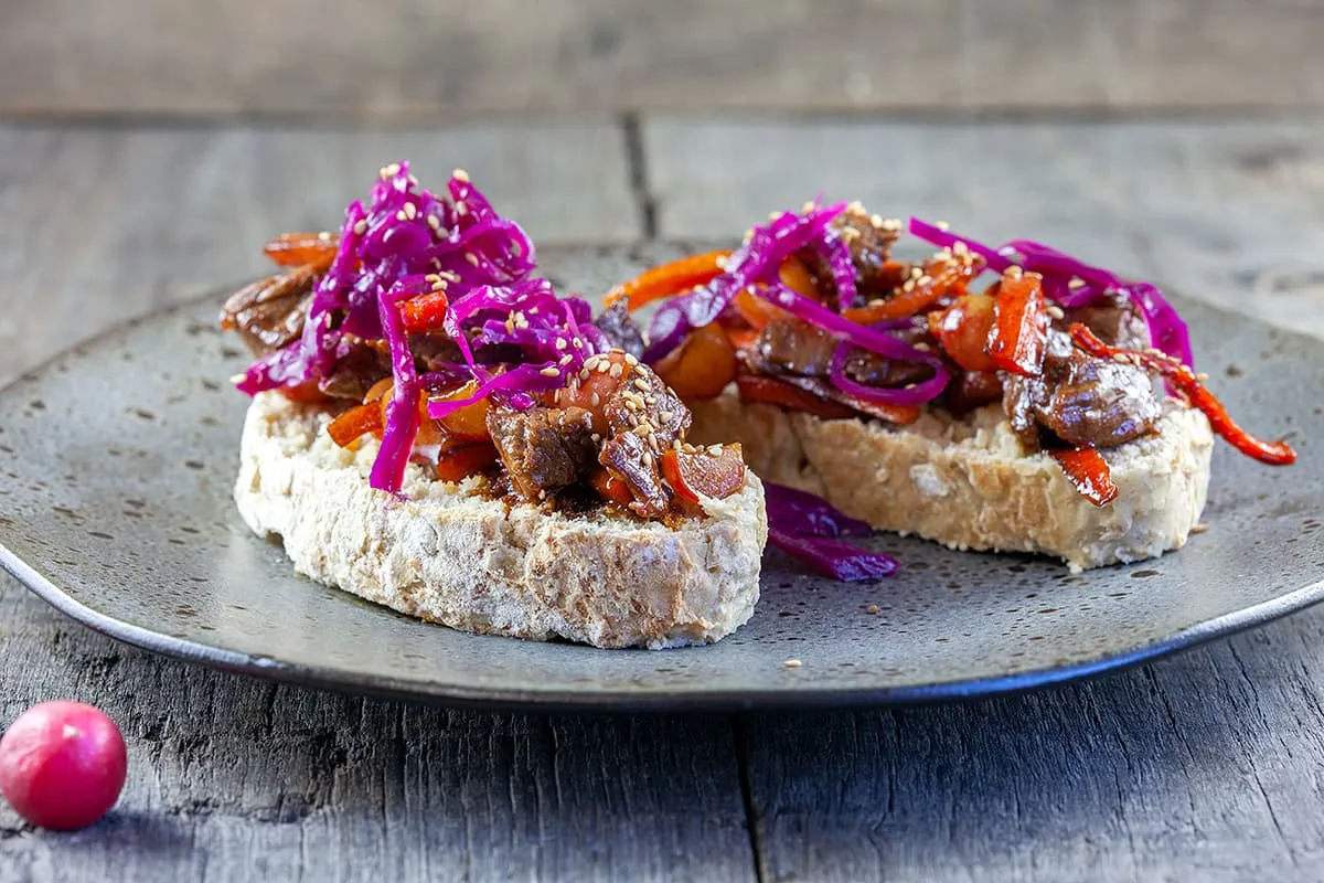 Biefstuk en rode kool sandwich