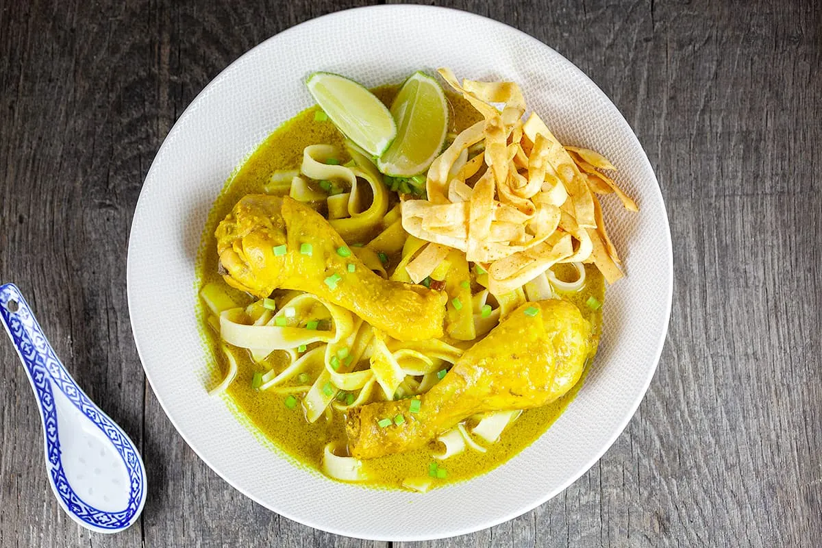 Chiang Mai curry noedelsoep (met kippenpoten)