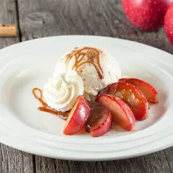 Recept: Kaneelijs met warme appelstukjes