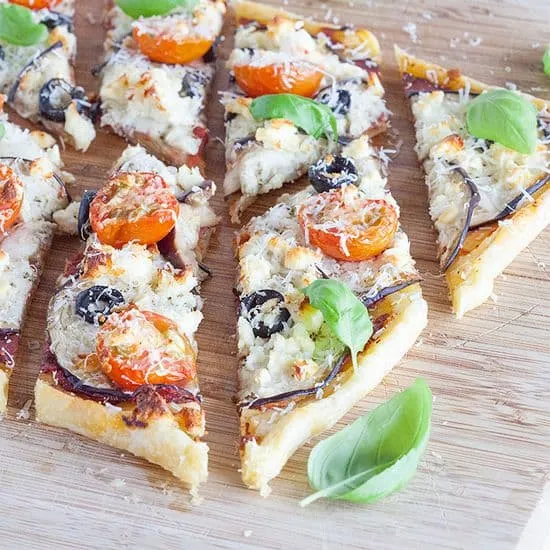 Plaattaart met aubergine en basilicum