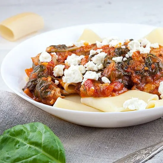 Pasta met saucijs, tomaten en spinazie