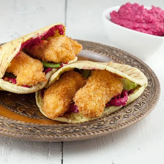 Pita met krokante kip en rode bieten hummus