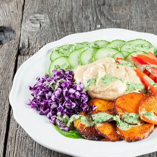 Recept: Gebakken zoete aardappelsalade met hummus