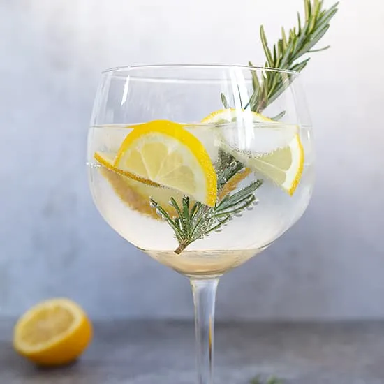 Recept: Gin tonic met rozemarijn