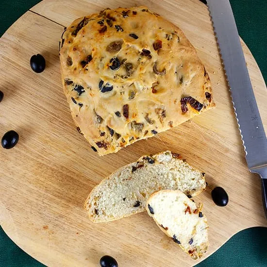 Recept: Olijvenbrood met zongedroogde tomaten