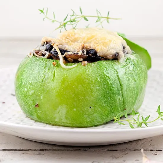 Recept: Gevulde courgette met knoflook champignons