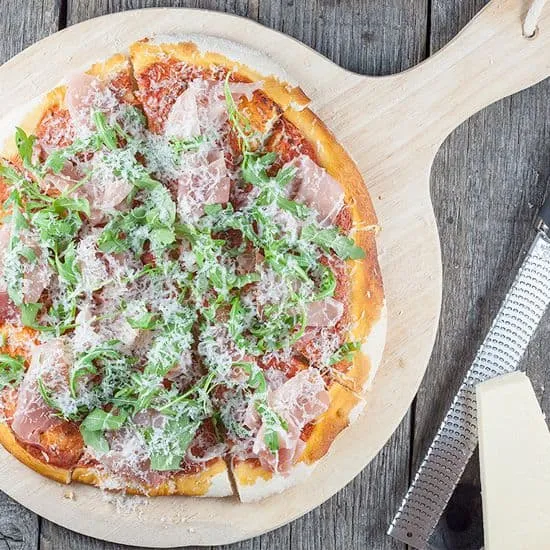 Recept: Pizza met serranoham en rucola