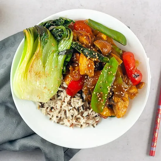 Recept: Zoetzure kip met paksoi en mango