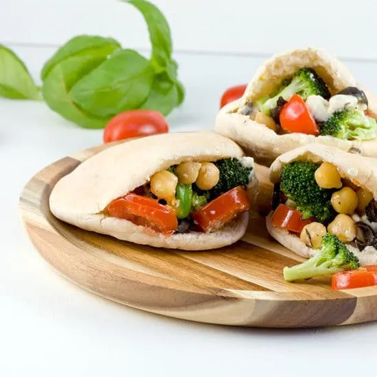 Recept: Mini pitabroodjes met kikkererwten en broccoli