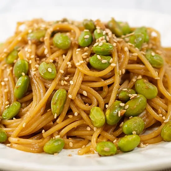 Recept: Snelle miso spaghetti met edamame