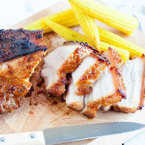 Langzaam gegaard buikspek in pindakaas marinade