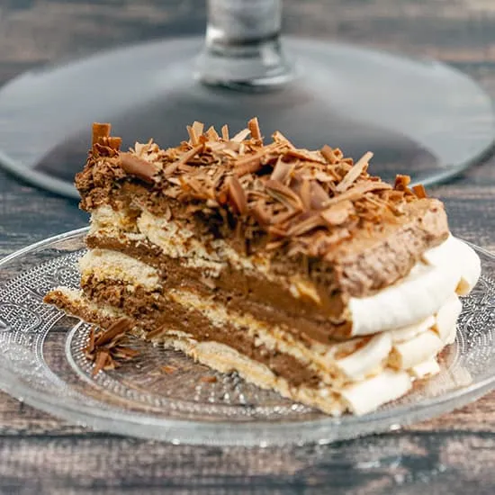 Pavlova met chocolade en kersen
