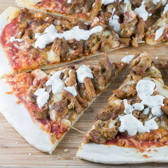 Recept: Pizza shoarma met knoflooksaus