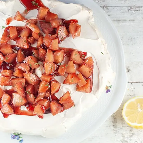 Pavlova met kweepeer en rode port