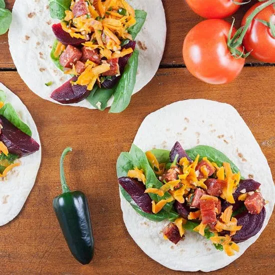Chorizo taco's met ingelegde rode bieten