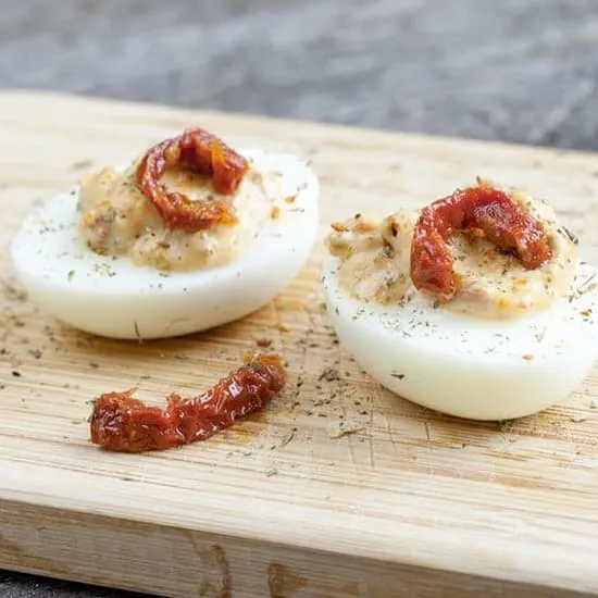Recept: Gevulde eieren met zongedroogde tomaten