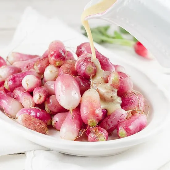 Recept: Geroosterde radijsjes met mosterddressing