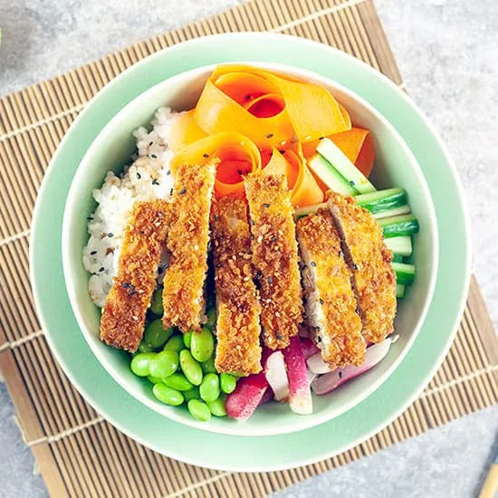 Recept: Poké bowl met krokante kip