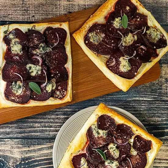 Recept: Bladerdeegtaartjes met rode biet