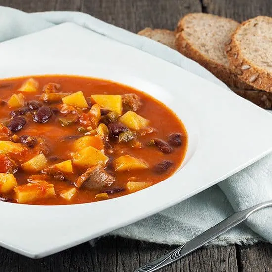 Recept: Stevige groentesoep met bonen en worst