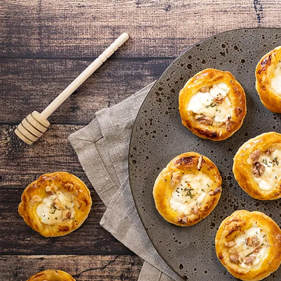 Recept: Bladerdeeghapjes met geitenkaas
