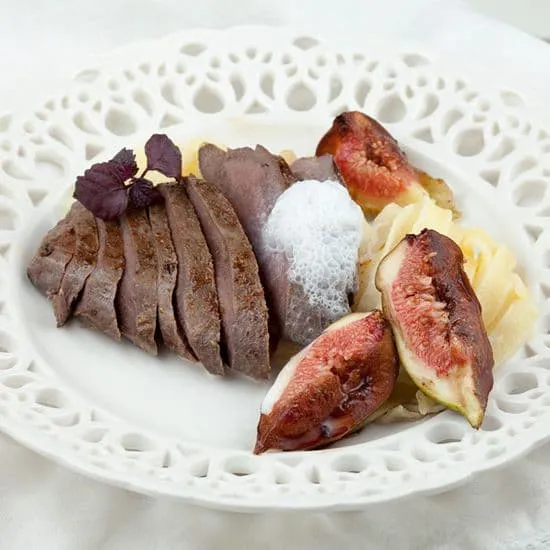 Recept: Reebiefstuk met verse vijgen en kaneelschuim