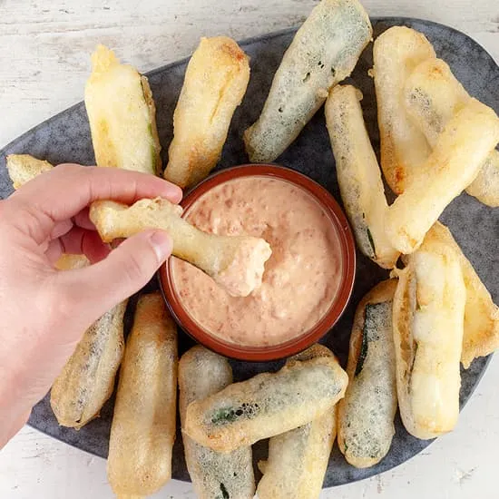 Recept: Tempura van courgette met paprika dip