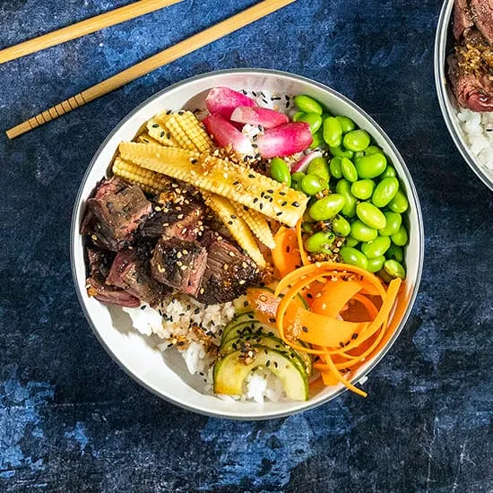Poké bowl met biefstuk