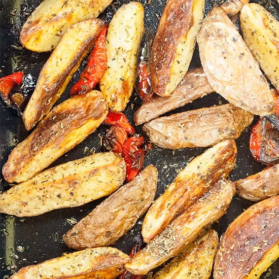 Recept: Makkelijke geroosterde rode aardappels met paprika