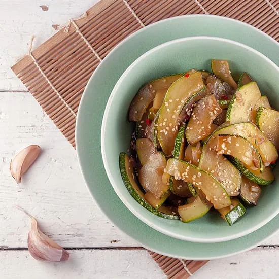 Recept: Licht pittige courgette met sesam uit de wok