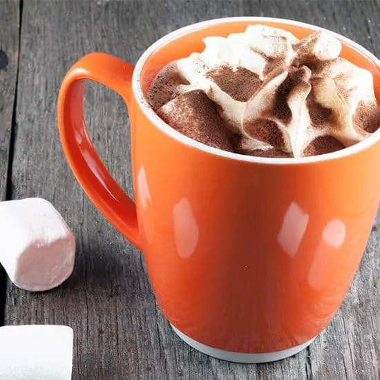 Recept: Warme chocolademelk met rum en marshmallows