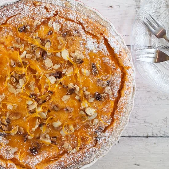 Recept: Pompoentaart met gekonfijte sinaasappel en amandelen